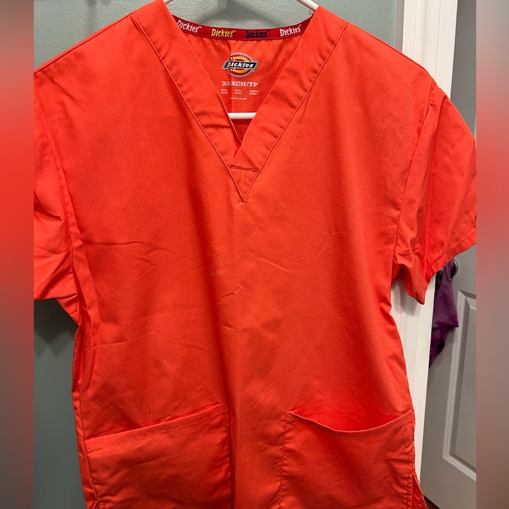Women’s coral colored Dickies scrub top- size XS